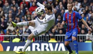 V Valencii izenačeno, Real in Barcelona s petardo