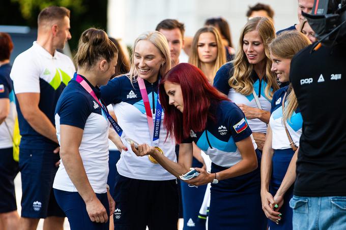 Lukanova na sprejemu pri predsedniku Borutu Pahorju občuduje srebrno olimpijsko medaljo Tine Trstenjak. | Foto: Grega Valančič/Sportida