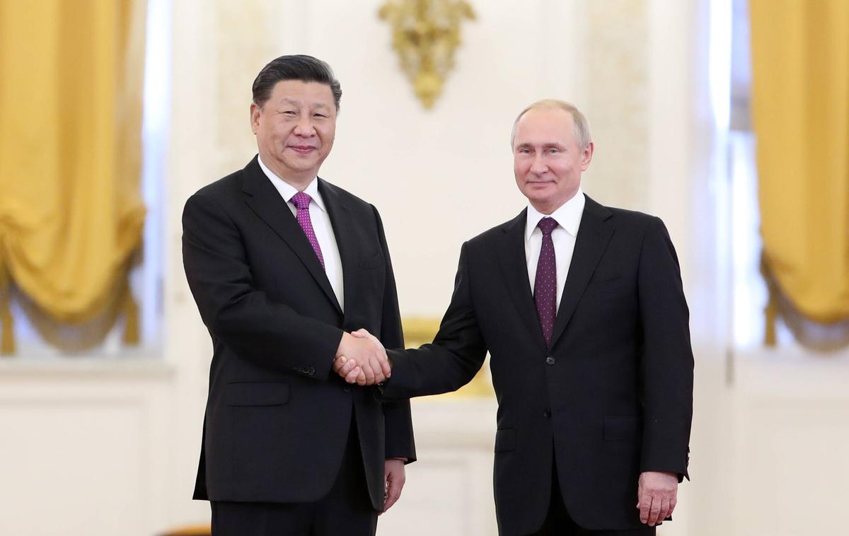 Vladimir Putin in Xi Jinping | Ši pa je izrazil upanje, da bo Evropska unija vztrajala pri tem, da odnosi med Kitajsko in Unijo ne bodo odvisni od katerekoli tretje strani ali ji podrejeni, poroča kitajska tiskovna agencija Šinhua. | Foto Guliverimage