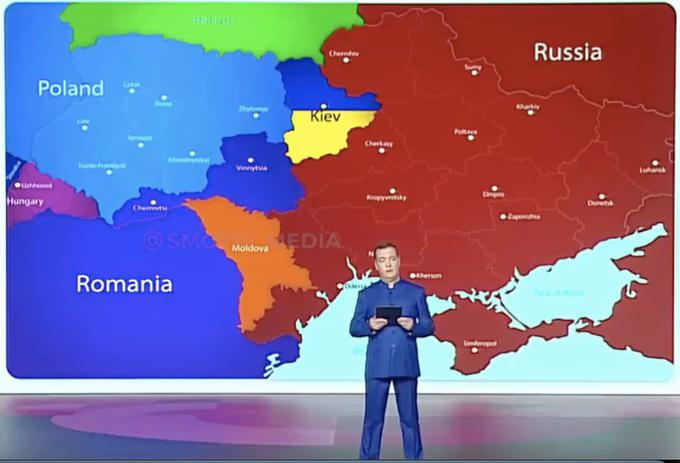 Zgodovino Ukrajincev v zadnjih stotih letih zaznamuje geopolitični obrat za 180 stopinj. Ukrajincem je namreč uspelo v prvi polovici 20. stoletja s pomočjo Moskve iztrgati iz krempljev poljskega orla zahodno Ukrajino (beli orel je narodni simbol Poljske, op. p.) in združiti Ukrajino, v zadnjih letih pa se s pomočjo Poljakov in Zahoda skušajo izviti iz objema ruskega medveda. Pri čemer ni znano, ali ta ruski medved želi vso Ukrajino ali pa želi od nje s svojimi šapami odtrgati "le" vzhodni in morda južni del, ki ga imajo ruski nacionalisti za zgodovinsko rusko območje. Protislovna so tudi sporočila Moskve: če Putin govori, da so Ukrajinci in Rusi en narod in zato po njegovi logiki spadajo skupaj v okvir ene države, tj. Ruske federacije, pa njegov tesni pomočnik Dmitrij Medvedjev javno govori o razkosanju Ukrajine med Rusijo, Poljsko, Madžarsko in Romunijo (glej zemljevid v ozadju Medvedjeva). Za zdaj Poljaki in Romuni vztrajajo pri politiki podpore Ukrajini, čeprav so morda še kakšni poljski nacionalistični nostalgiki, ki sanjarijo o Poljski od Labe do Dnepra in trdijo, da je ukrajinski jezik le poljsko narečje. | Foto: Twitter / Posnetek zaslona