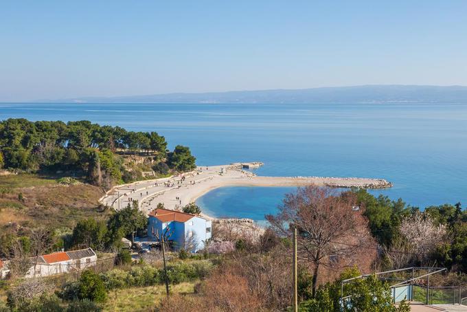 Iz hotela oziroma samostana se razlega pogled na zaliv Trstenik. | Foto: booking.com