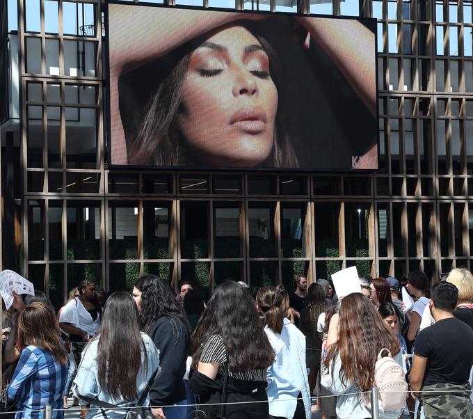 Ne samo, da je obraz številnih znamk, Kim ustvarja tudi lastne. Tako so ljudje čakali na odprtje pop-up trgovine z njeno linijo ličil. | Foto: Getty Images