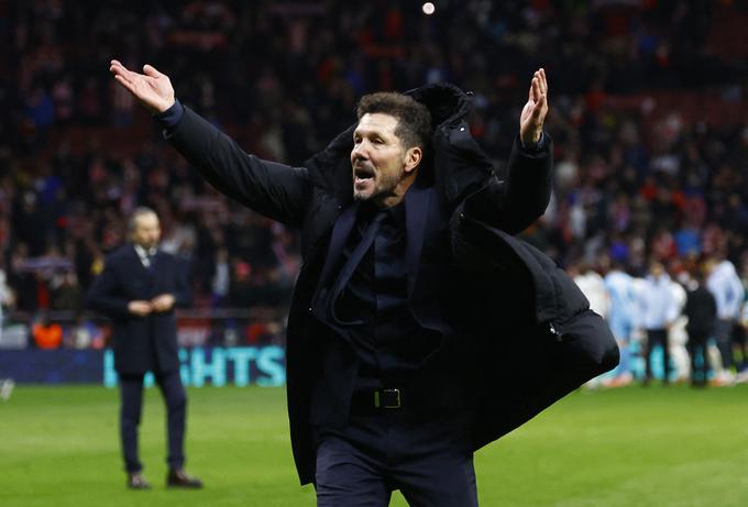 Diego Simeone je po bolečem porazu v najbolj mučnih trenutkih večera prosil navijače Atletica, naj podprejo ljubljence. | Foto: Reuters