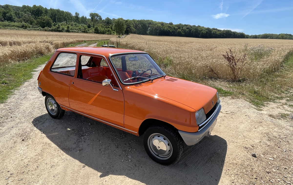 Renault 5 | Renault 5 je bil sprva dolg 3,5 metra in je tehtal le 730 kilogramov. Poganjal ga je 782-kubični štirivaljnik z močjo 36 “konjev”. | Foto Gregor Pavšič