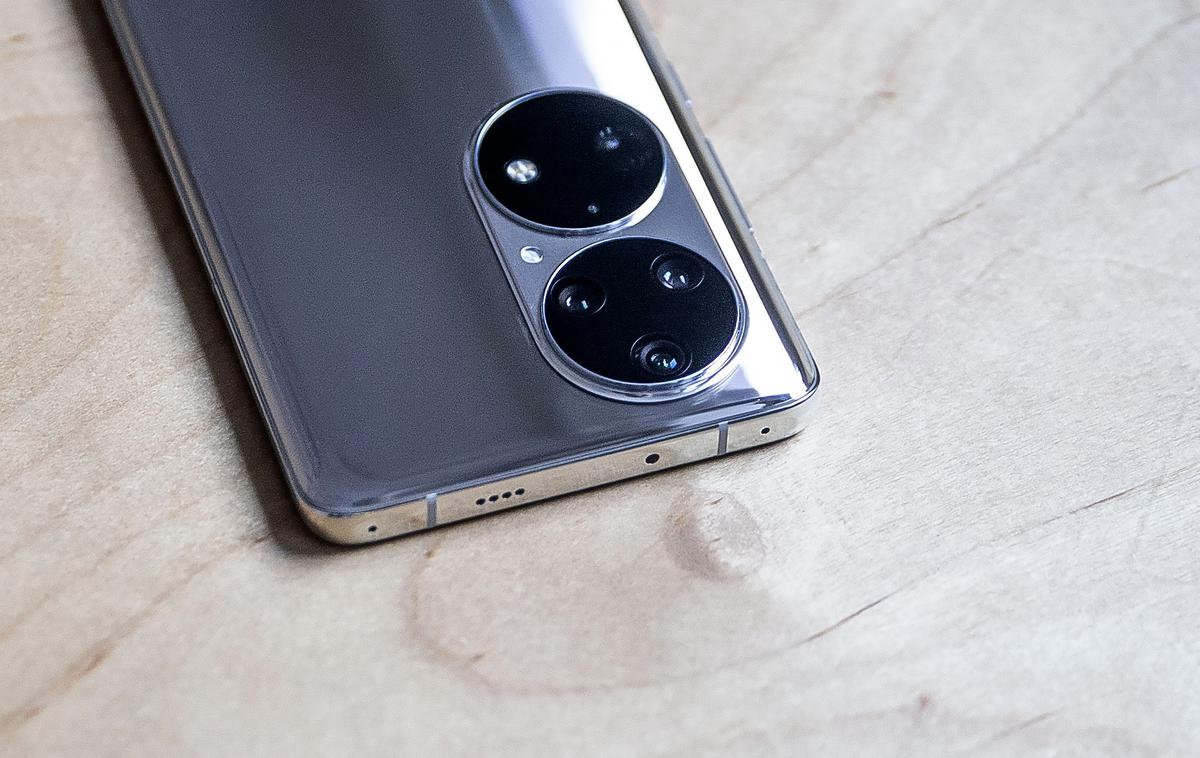 HUAWEI P50 Pro | Nova razporeditev kamer na zadnji strani je prepoznavna lastnost novega Huaweievega premijskega telefona. | Foto Ana Kovač