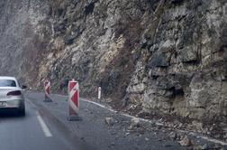 Zaradi nevarnosti zaprli cesto v dolino reke Idrije