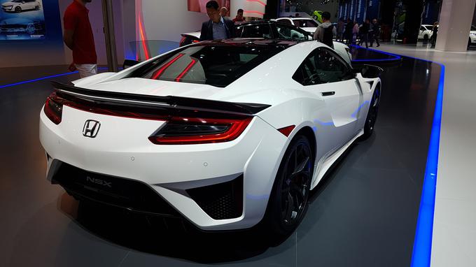 Honda je originalni NSX izdelala konec osemdesetih let prejšnjega stoletja, drugo generacijo pa so po več razkritih konceptih predstavili lani. Prvega izdelanega NSX druge generacije so januarja 2016 na dražbi v ZDA prodali za 1,2 milijona dolarjev. | Foto: Gregor Pavšič