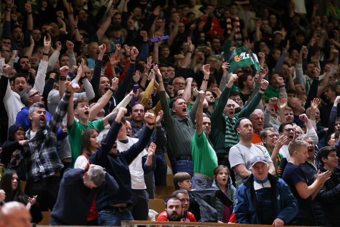 Navijači v Hali Tivoli so bili navdušeni nad predstavo svojih ljubljencev. | Foto: Filip Barbalić/www.alesfevzer.com