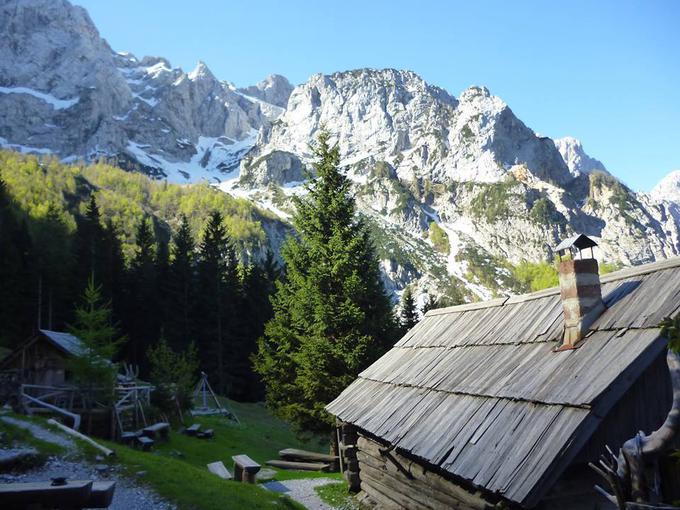 S koče na Klemenči jami se ponuja prekrasen razgled na Ojstrico. | Foto: 