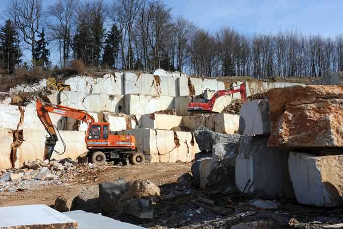 Kamnolom na Lesnem Brdu blizu Vrhnike | Foto: Mineral