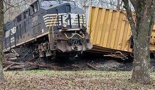 Prizori opustošenja: ko vlak trči v 40-metrski betonski nosilec #foto #video