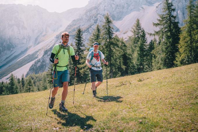 Miloša, ki je rojen v Srbiji, živi pa v Avstriji, je za gore navdušila njegova izbranka, Slovenka Maja Kuzma, s katero sta v celoti prehodila Slovensko planinsko pot. Na Zelenici ga je spremljal prijatelj, s katerim sta se po snemanju našega prispevka podala na Vrtačo. | Foto: Jan Lukanović