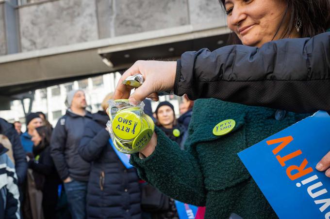 Novinarji na RTV še vedno stavkajo in čakajo na spremembe vodstva.  | Foto: STA/Katja Kodba