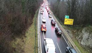 Nesreča na dolenjski avtocesti, nastal je daljši zastoj