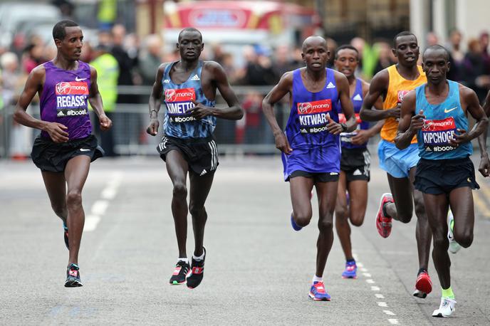 Sammy Kitwara | Sammy Kitwara (v sredini v vijoličasti majici) v družbi svetovnega maratonskega rekorderja Eliuda Kipchogeja (desno). | Foto Reuters