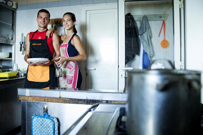 Delo oskrbnika je razgibano. Hkrati sta kuharja, natakarja, sobarici, zaupnika, čistilca sanitarij, ... | Foto: Ana Kovač