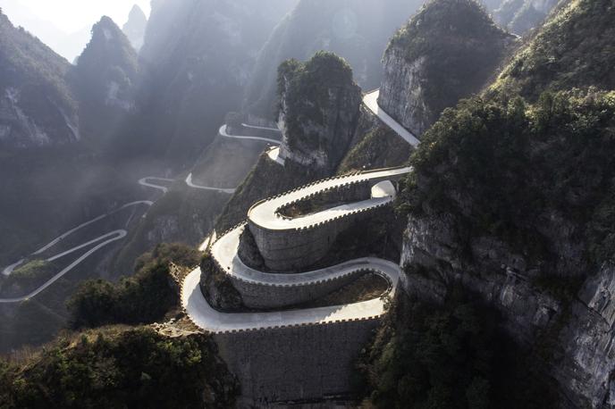 Tianmen | Osupljiv pogled na cesto v kitajskem naravnem parku Tianmen, ki jo sestavlja kar 99 ovinkov. Cesta se dvigne z 200 na 1.300 metrov nadmorske višine. | Foto Volkswagen