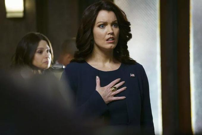 Mellie Grant (Bellamy Young) je predsedniška kandidatka, ki odslikava Hillary Clinton in njene težave z "všečnostjo" | Foto: 