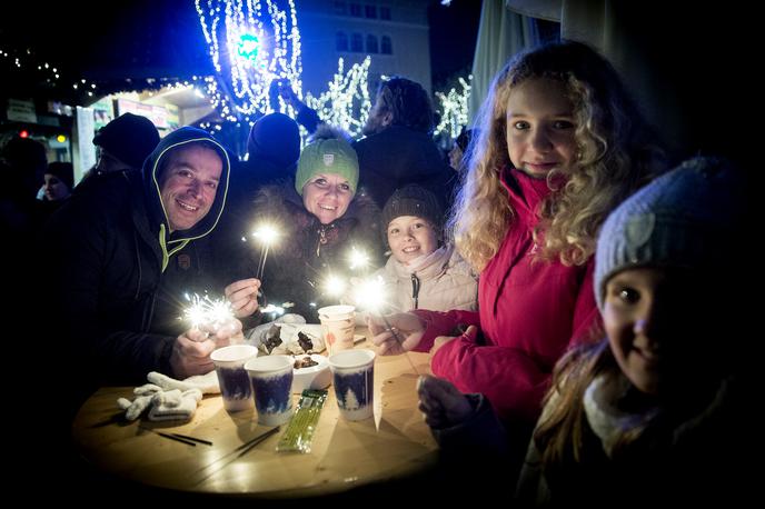 Ljubljana praznična okrasitev lučke december | "December je prazničen mesec, mesec, v katerem je čas za druženje s prijatelji in najbližjimi. Pridih čarobnosti decembru doda tudi posebna praznična okrasitev, katere del so novoletne lučke, zato sem se s koncesionarjem dogovorila za prižig novoletnih luči tudi v naši občini," pa je povedala novoizvoljena županja Domžal Renata Kosec. | Foto Ana Kovač