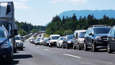 Praznik na slovenskih cestah: na meji čakali tudi po tri ure