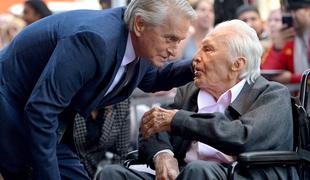 Kirk Douglas sinu Michaelu ni zapustil niti centa, prednost je dal dobrodelnosti #video