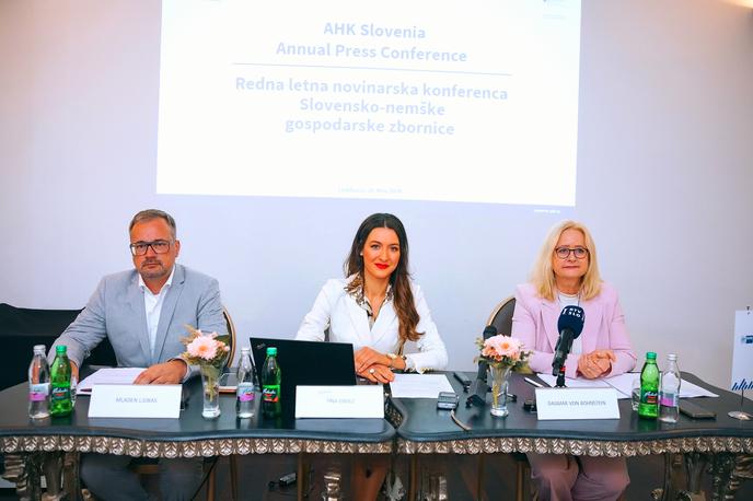 Mladen Ljubas in Dagmar von Bohnstein | Član upravnega odbora AHK Slovenija Mladen Ljubas, vodja korporativnega komuniciranja pri AHK Slovenija Tina Drolc in predsednica AHK Slovenija Dagmar von Bohnstein so na novinarski konferenci predstavili rezultate ankete o gospodarskih in naložbenih razmerah v Sloveniji. | Foto Slovensko-nemška gospodarska zbornica