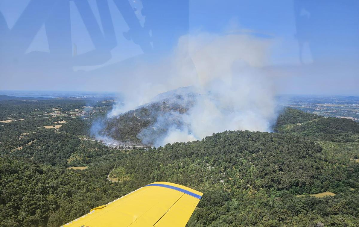 Gašenje. Požar. Kras. | Požarna ogroženost bo veljala tudi prihodnji teden, napovedujejo.  | Foto Uprava RS za zaščito in reševanje