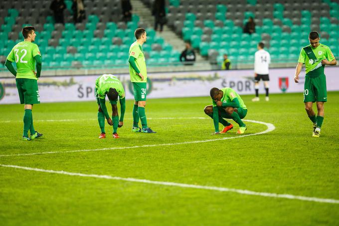 Poklapani nogometaši Olimpije po polomu, ki so ga pripravili navijačem v Stožicah. | Foto: Grega Valančič/Sportida