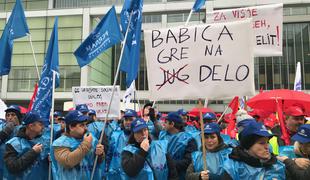 Protest pred GZS: Bolj ko garaš, manjšo plačo imaš #video #foto