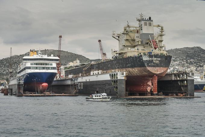 Največ starih tankerjev, ki so zdaj del ruskega ladjevja v senci, so prodali grški ladjarji. Na simbolični fotografiji: dok za popravilo poškodovanih ladij v grškem pristanišču Pirej. | Foto: Guliverimage