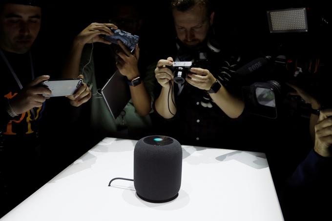 Zvočnik HomePod je v manj kot 24 urah po predstavitvi  postal spletni hit. Z zgornje strani HomePod sicer malce spominja na računalnik HAL 9000 iz kultnega znanstvenofantastičnega filma 2001: Vesoljska odiseja. | Foto: Reuters