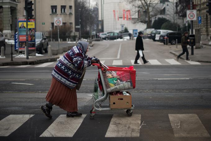 Ministrstvo za delo bo za doplačevanje razlik med osnovno in minimalno plačo zaposlenim v javnem sektorju letos namenilo dobrih 11 milijonov evrov. | Foto: Matej Leskovšek