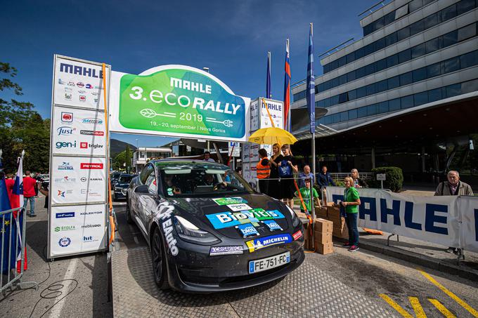 Aktualni prvak Didier Malga v Sloveniji s teslo model 3. | Foto: WRC Croatia