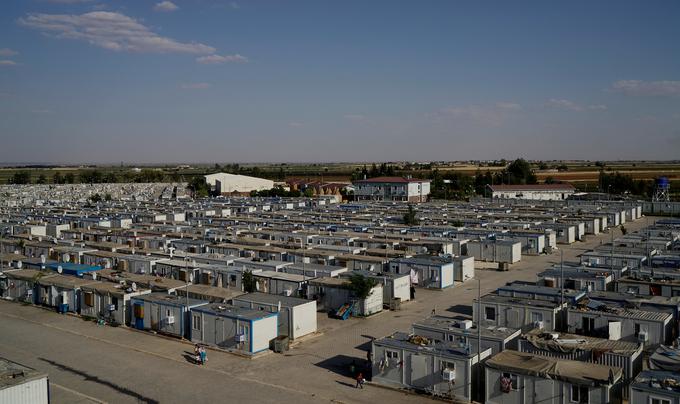 Verjetno bo dogovor med EU in Turčijo, ki v zameno za to, da Turčija zadrži migrante, predvideva odpravo evropskih vizumov za turške državljane in denarno pomoč tej državi, propadel, posledice pa bodo nepredvidljive, pravi nekdanji vodja vojaških obveščevalcev Boštjan Perne. | Foto: Reuters