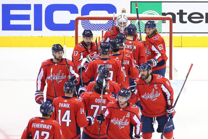 Hokejisti Washington Capitals so v dvoboju zadnjeuvrščenih ekip v tekmah za razvrstitev ugnali Boston Bruins (2:1) in na vzhodnem delu osvojili tretje mesto.  | Foto: Getty Images