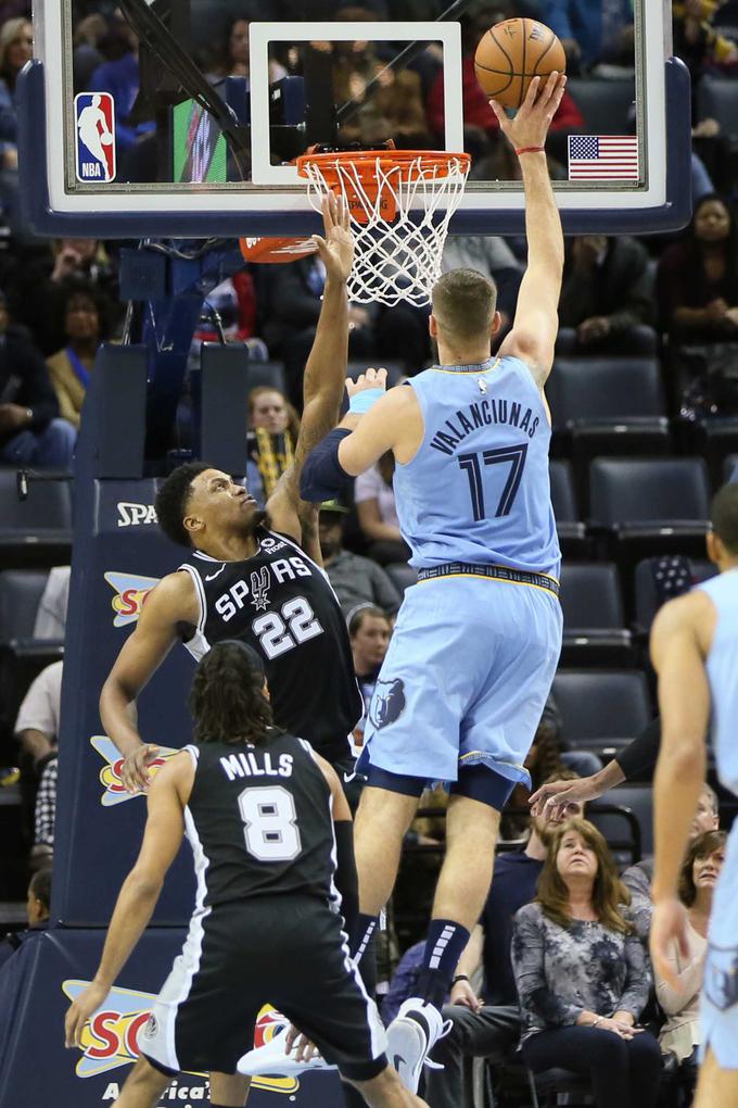 Jonas Valančiunas je odigral prvo tekmo za Memphis po klubski menjavi z Marcom Gasolom, ki se je preselil v Toronto. | Foto: Reuters