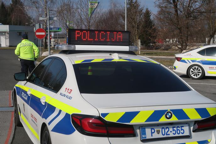 policija, policijsko vozilo | Policisti so Koprčana izsledili v Kopru. Test krvi je pokazal na prisotnost alkohola, kokaina in konoplje. | Foto STA