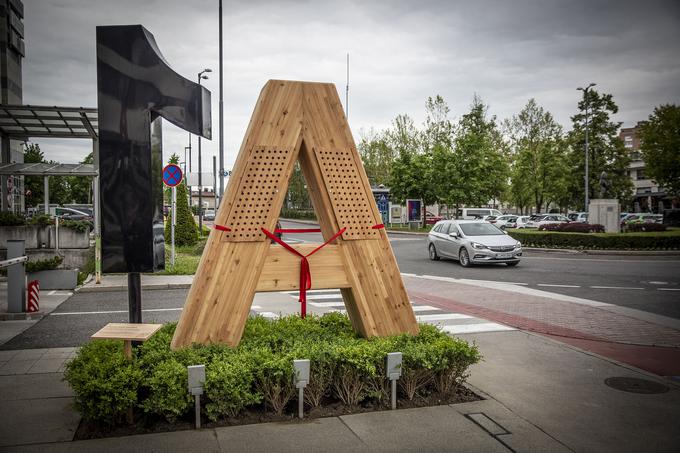 V logotipu je hotel za čebele samotarke, pomembne ustvarjalke naših živil, ki zaradi človekovih dejavnosti vedno težje najdejo primeren prostor za gnezdenje. | Foto: Ana Kovač