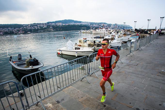 Zadnji del triatlonske preizkušnje, 21 kilometrov teka, je potekal po stari obalni cesti od Kopra do Izole in nazaj. | Foto: Matic Klanšek Velej/Sportida