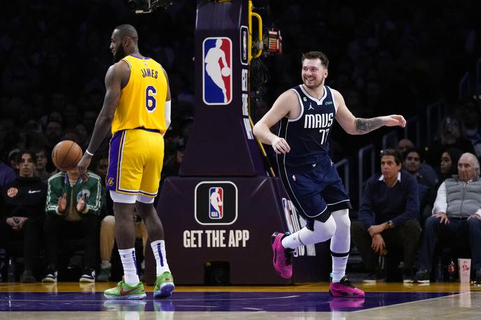 Luka Dončić LeBron James | Luka Dončić se je veselil zmage po dveh podaljških. Pohvalil se je lahko s 56. trojnim dvojčkom (35 točk ,14 skokov in 13 asistenc). | Foto Guliverimage