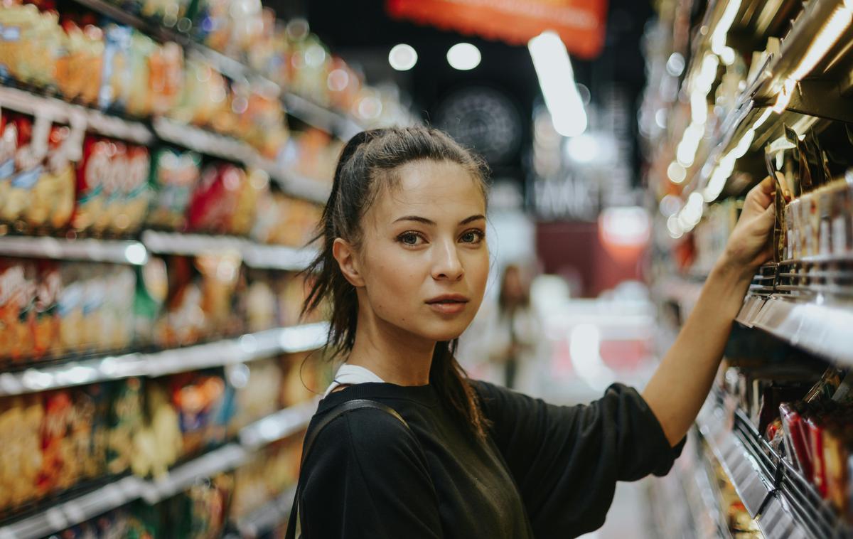 ženska, dekle, trgovina, nakupovanje | V vseh treh državah največji delež kupcev opravlja nakupe v večjih trgovinah oziroma supermarketih. Največ (88 odstotkov) je takih kupcev v Sloveniji, sledi Hrvaška s 83 odstotki. | Foto Unsplash