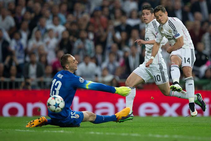 Tako je Chicharito na povratni tekmi četrtfinala lige prvakov leta 2015 premagal Jana Oblaka. | Foto: Guliverimage/Getty Images