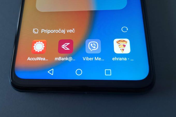 Kriza z aplikacijami se pri uporabi novejših pametnih telefonov Huawei kaže na vsakem koraku. Telefon uporabnika tudi na domačem zaslonu in v podoknih aktivno spodbuja k namestitvi in iskanju aplikacij na servisu AppGallery. | Foto: Matic Tomšič