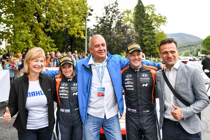 Vodja organizacijske ekipe Renato Hvala (v sredini) v družbi zmagovalne posadke relija, podžupana Nove Gorice Simona Rosiča in predstavnice glavnega pokrovtelja, družbe MAHLE. | Foto: Foto Korda