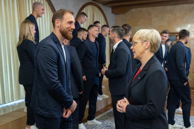 Jan Oblak ob sproščenem pogovoru z Natašo Pirc Musar. | Foto: Bor Slana