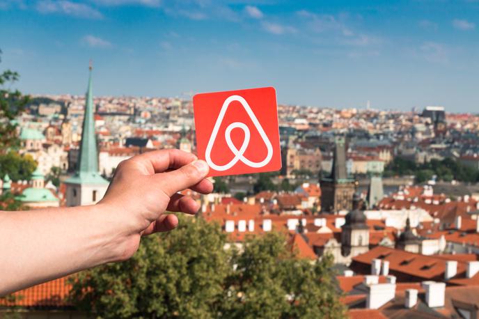 Airbnb | Širjenje kratkoročnih turističnih najemov prek spletnih platform, kot je Airbnb, je v mnogih večjih mestih povzročilo pritisk na stanovanjski trg, saj je občutno zmanjšalo število stanovanj, ki so na voljo za dolgoročnejši najem. | Foto Shutterstock