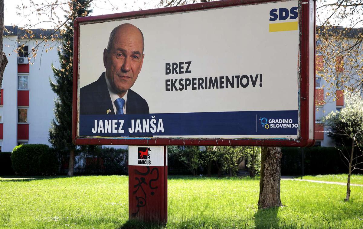 Plakat SDS | Računsko sodišče je sum kaznivega dejanja ponarejanja listin naznanilo zoper stranko SDS, saj naj bi ta kot dokazilo za nekaj prejetih brezplačnih storitev predložila fiktivne listine, nekatere stroške pa naj bi poravnavala brez ustreznih potrdil o namenu, kaže pregled.  | Foto STA