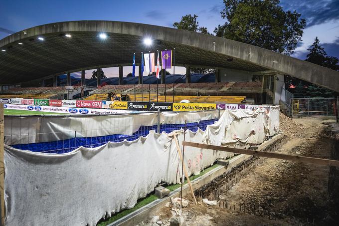 Gradbeni stroji so na zahodni tribuni Ljudskega vrta začeli brneti že lani. | Foto: Blaž Weindorfer/Sportida