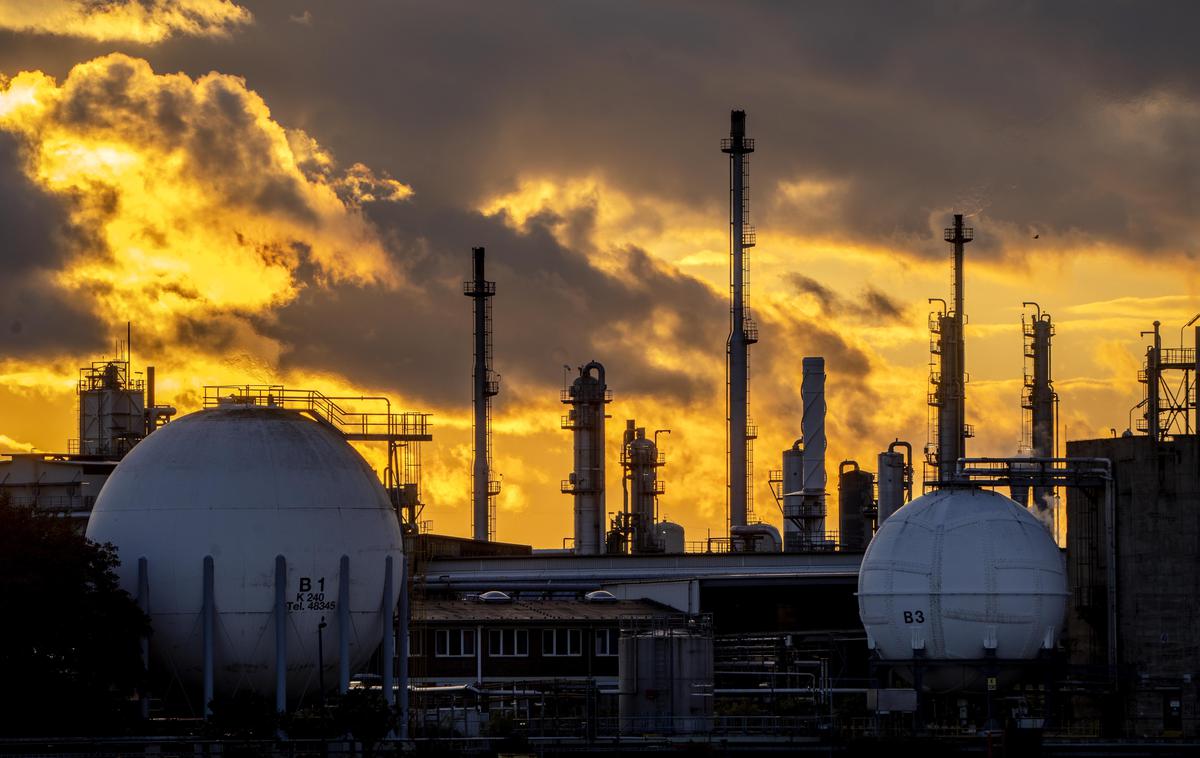 BASF | Nemški BASF, ki je največji kemični koncern na svetu, zapira obrate v Nemčiji, na Kitajskem pa gradi veliko tovarno. Na fotografiji je tovarna v Ludwigshafnu, kjer je sedež koncerna. | Foto Guliverimage