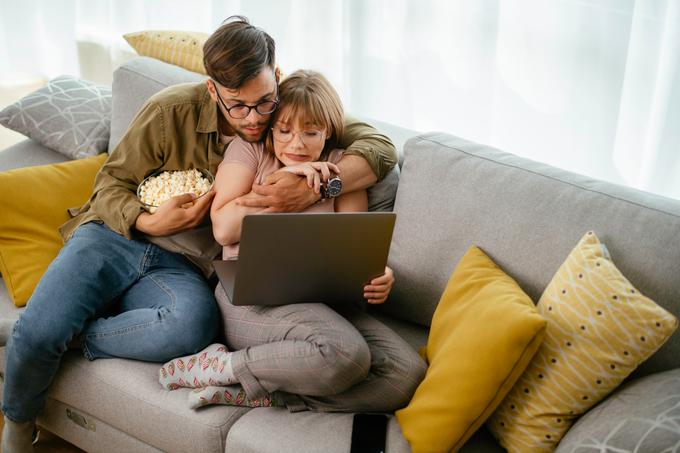 Mlajši spadajo med ranljivejše skupine, saj se pogosto ne zavedajo vseh nevarnosti v internetu in jih velikokrat tudi ne znajo prepoznati. | Foto: Shutterstock